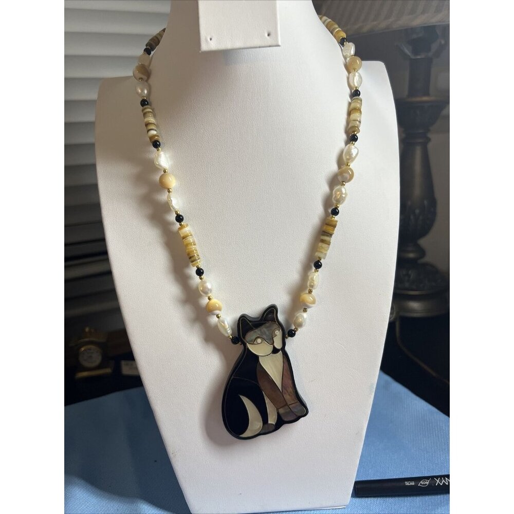 Vintage 80’sCat Motif Abalone Shimmer Inlay Mother Of Pearl Shell Puka Necklace‎